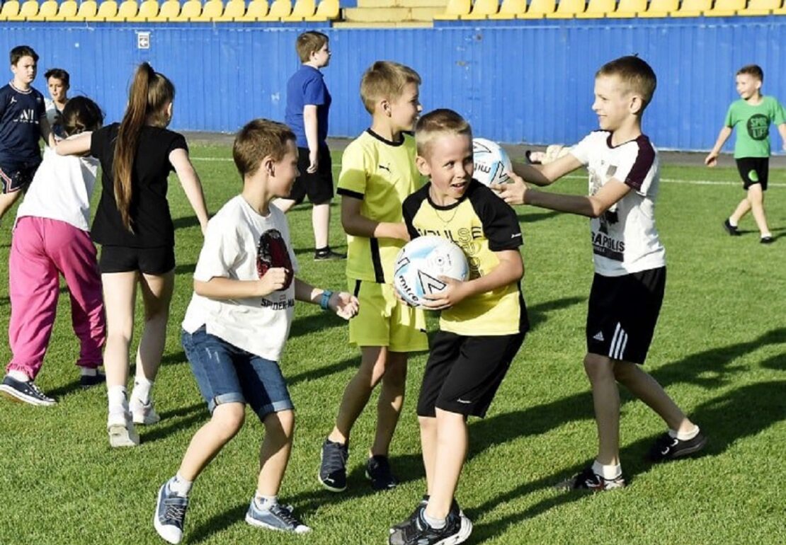 Зірки українського футболу провели майстер-клас для дітей-переселенців