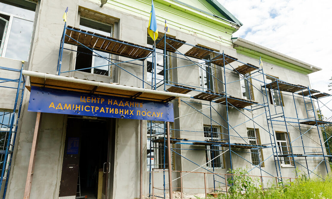 На Харківщині відновлюють пошкоджені обстрілами амбулаторію та ЦНАП