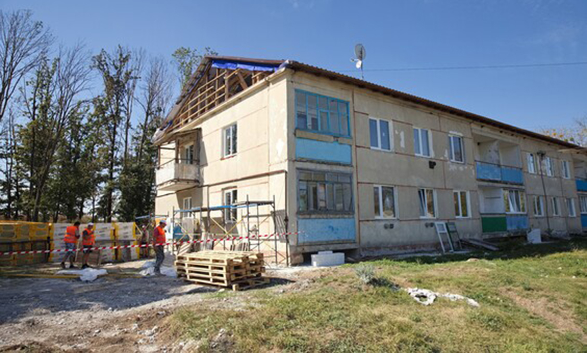 На Харківщині у с. Нова Гусарівка відновлюють пошкоджений будинок