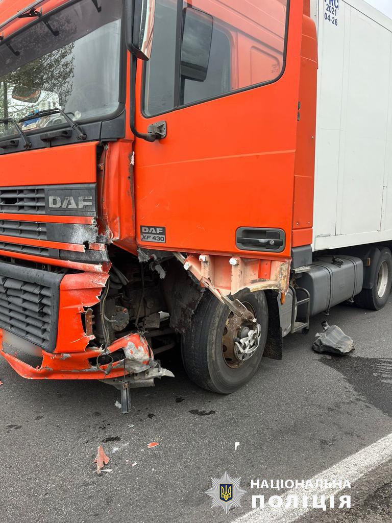 На Харківщині зіткнулись легкове авто та вантажівка (фото)