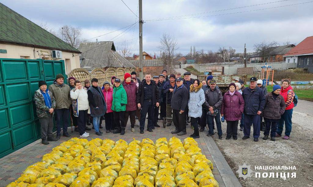 Правоохоронці Харківщини доставили продуктові набори мешканцям Липецької територіальної громади