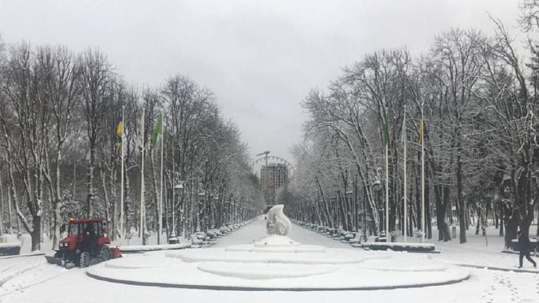 У Харкові сніг прибирають понад 1900 комунальників