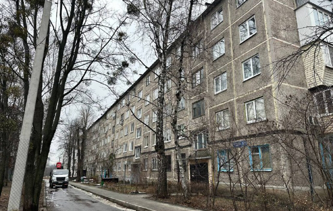 Харківські комунальники відновлюють дах житлового будинку 