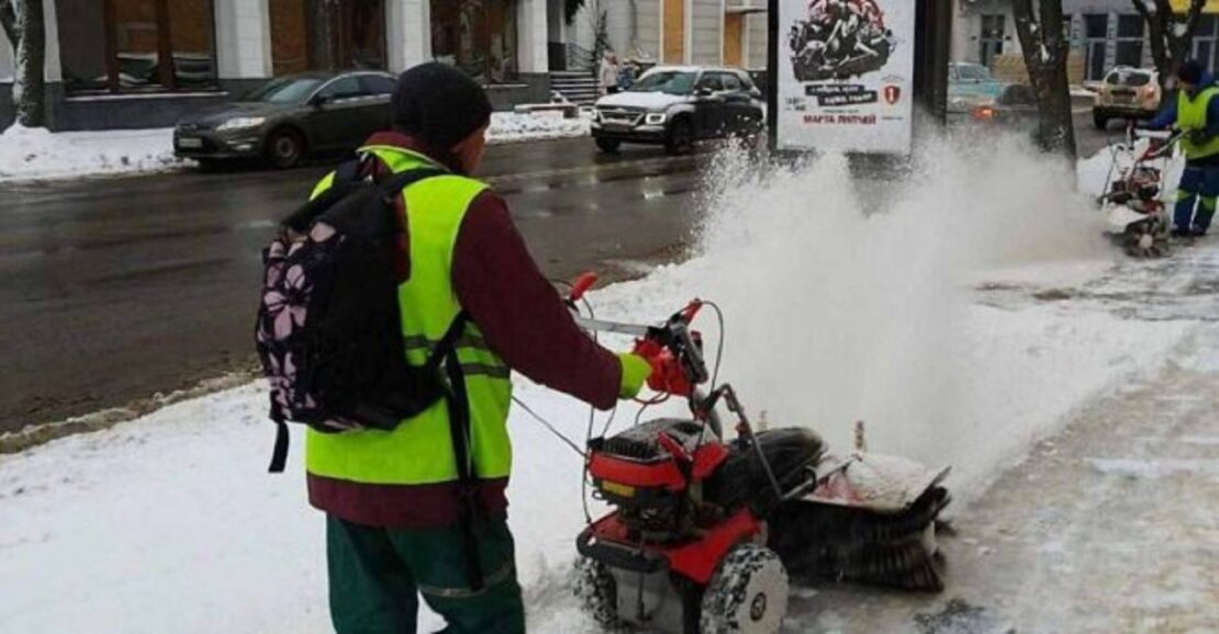 Майже 2000 комунальників прибирають сніг у Харкові