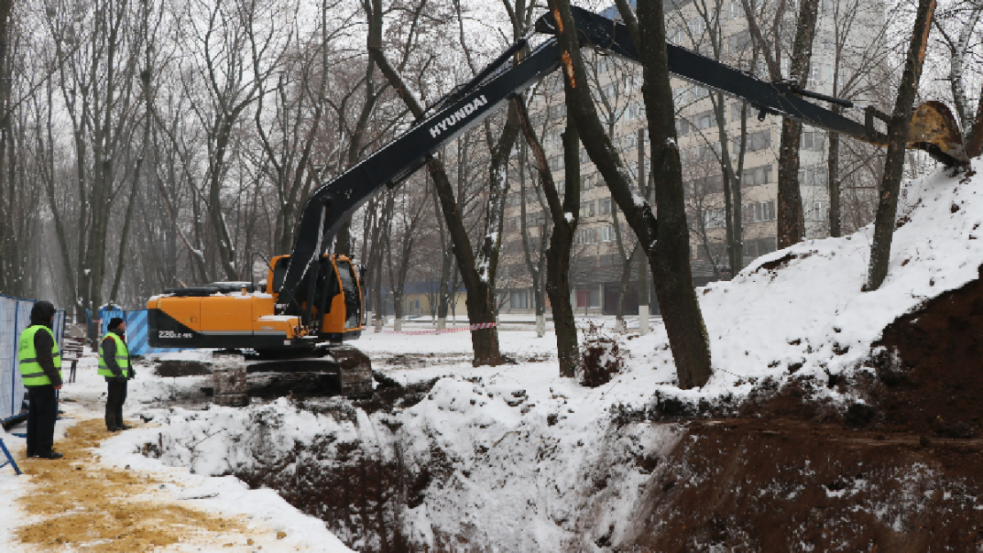 У Новобаварському районі триває ремонт каналізаційного колектора