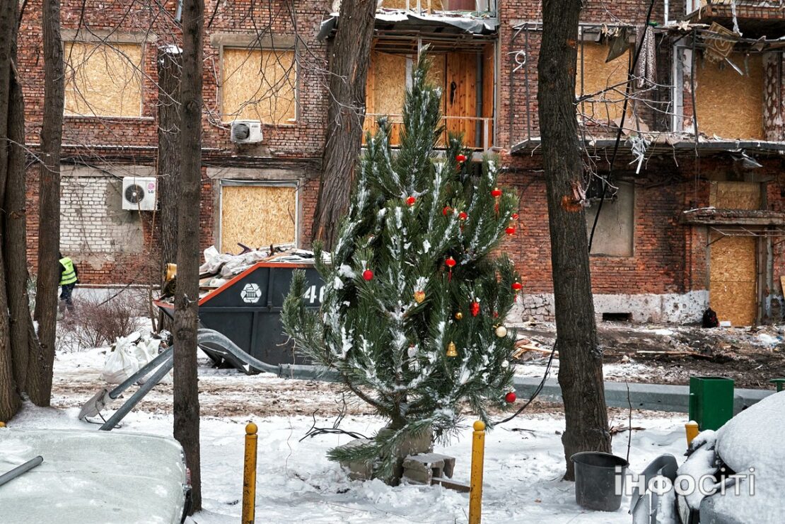 Фото Харків: Жителі зруйнованого будинку встановили ялинку