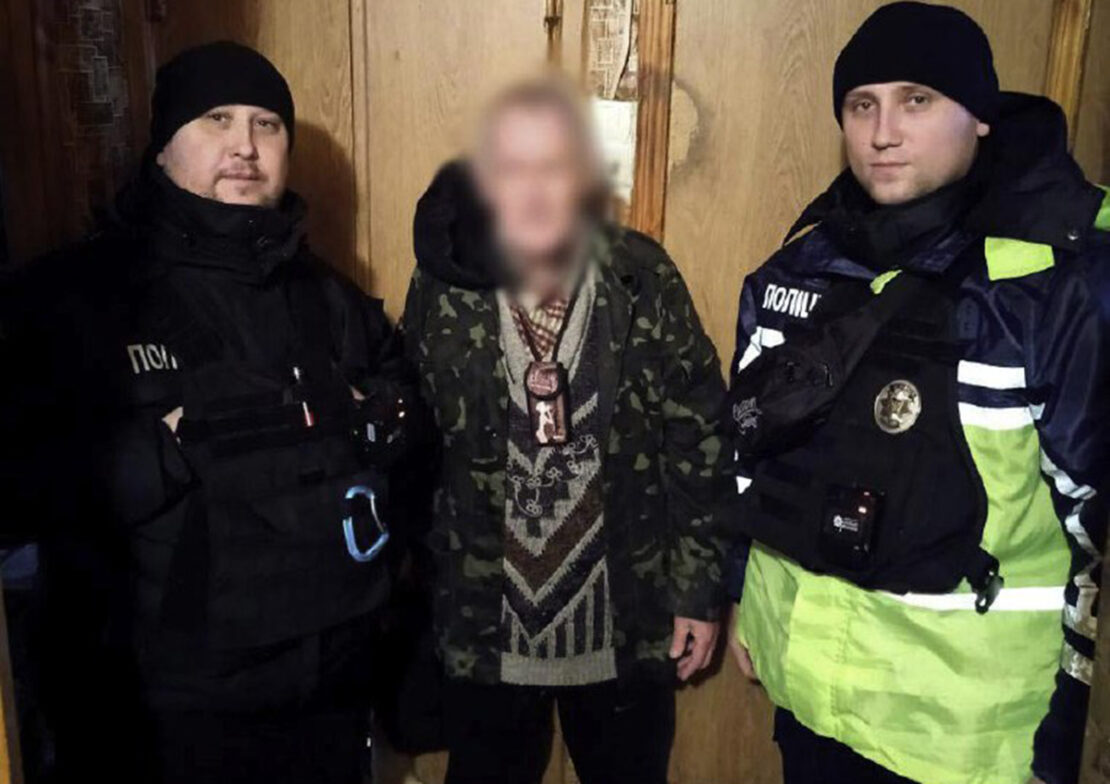 Харківські патрульні допомогли пенсіонеру повернутися додому