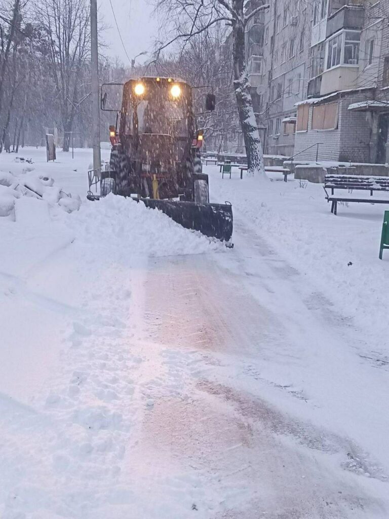 Розчищати дороги від снігу у Харкові розпочали о 5 ранку (фото)
