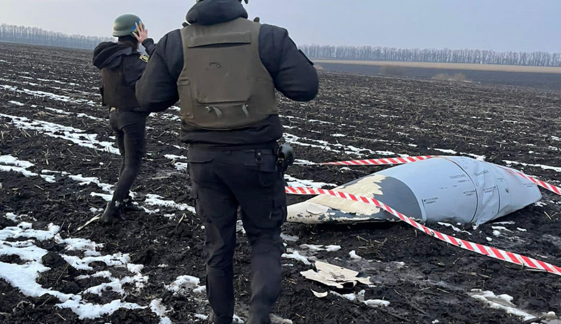 На Харківщині посеред поля знайшли російську ракету, яка не розірвалася 