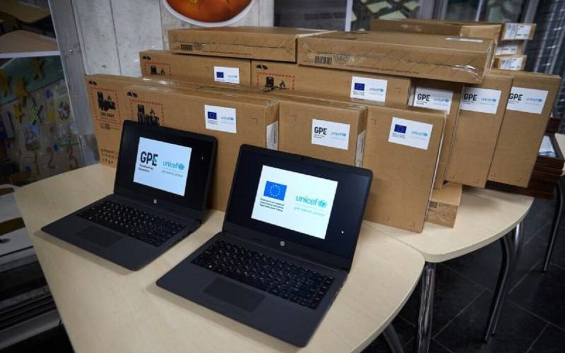 Харківські школярі отримали ноутбуки від ЮНІСЕФ (фото)