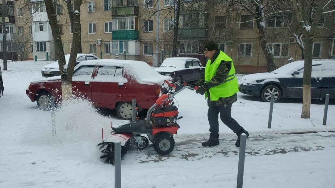 У Харкові чистять сніг майже дві тисячі комунальників