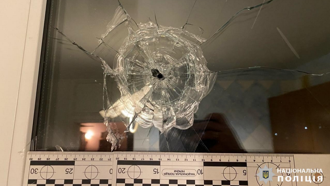 У Чугуєві 35-річний чоловік стріляв по вікнах багатоповерхівки (фото)