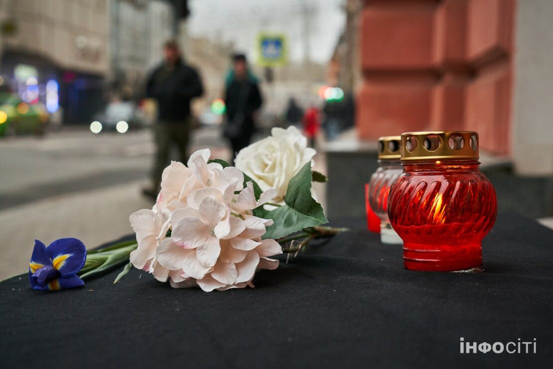 Обстріл Драмтеатру у Маріуполі: У Харкові вшанували пам'ять загиблих (фоторепортаж)