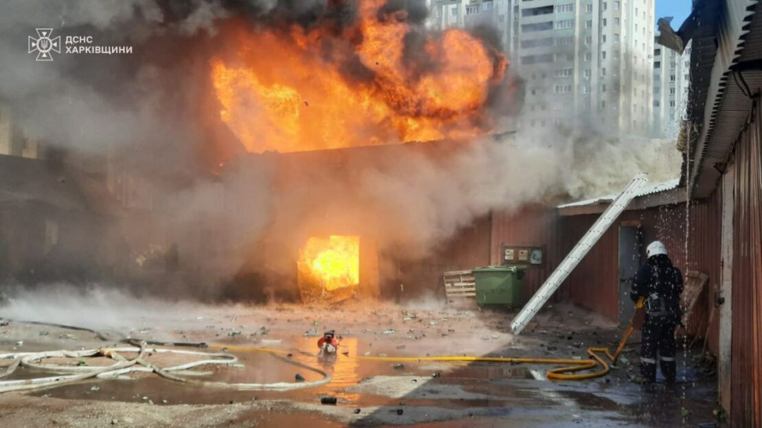 У Харкові горить склад на Греківській. Пожежу гасять 8 пожежних розрахунків (фото)