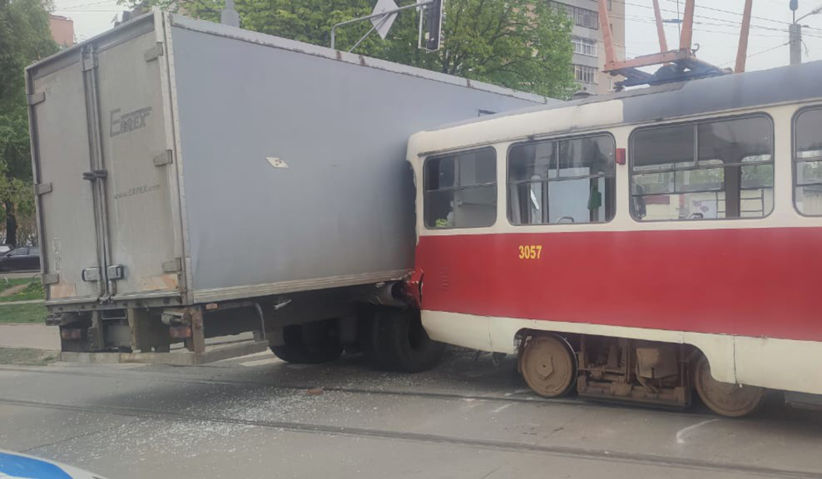 ДТП з трамваєм та вантажівкою у Харкові: постраждала дитина