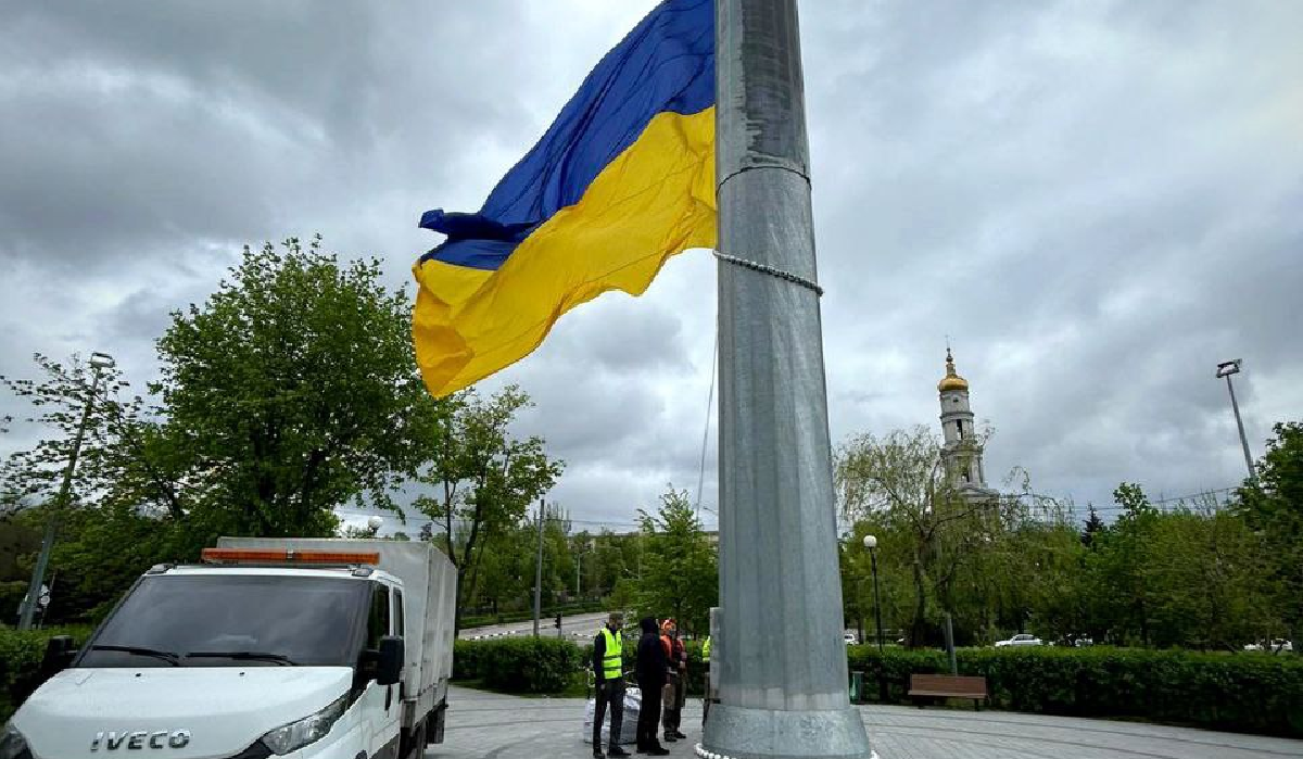У Харкові замінили прапор на головному флагштоку міста
