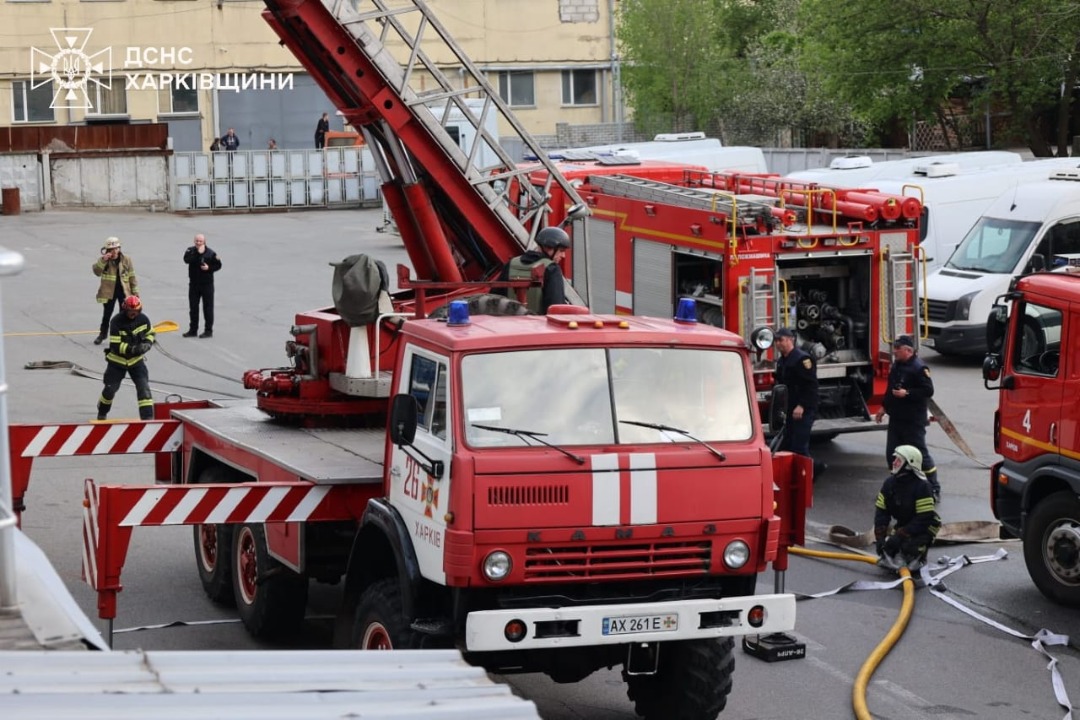 У Харкові горів склад підприємства. Вогонь гасили 45 рятувальників (фото)