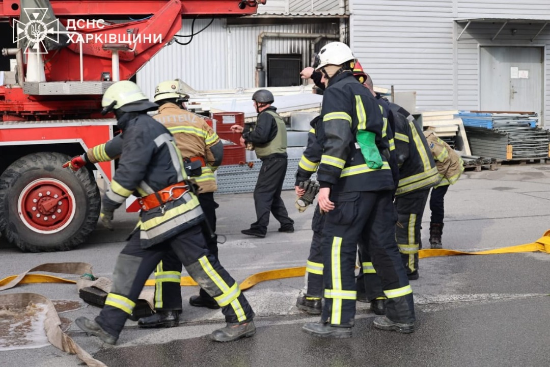 У Харкові горів склад підприємства. Вогонь гасили 45 рятувальників (фото)