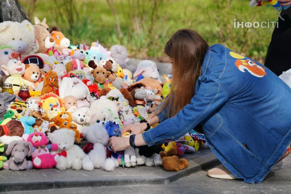 У Харкові до пам'ятника загиблим дітям повернули іграшки (фото)