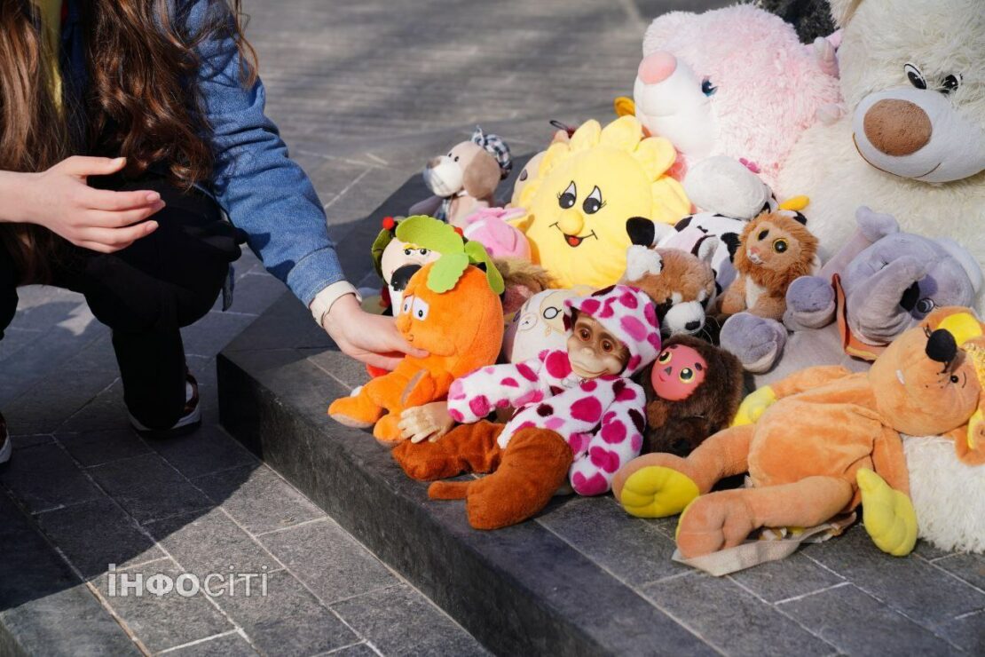 У Харкові до пам'ятника загиблим дітям повернули іграшки (фото)