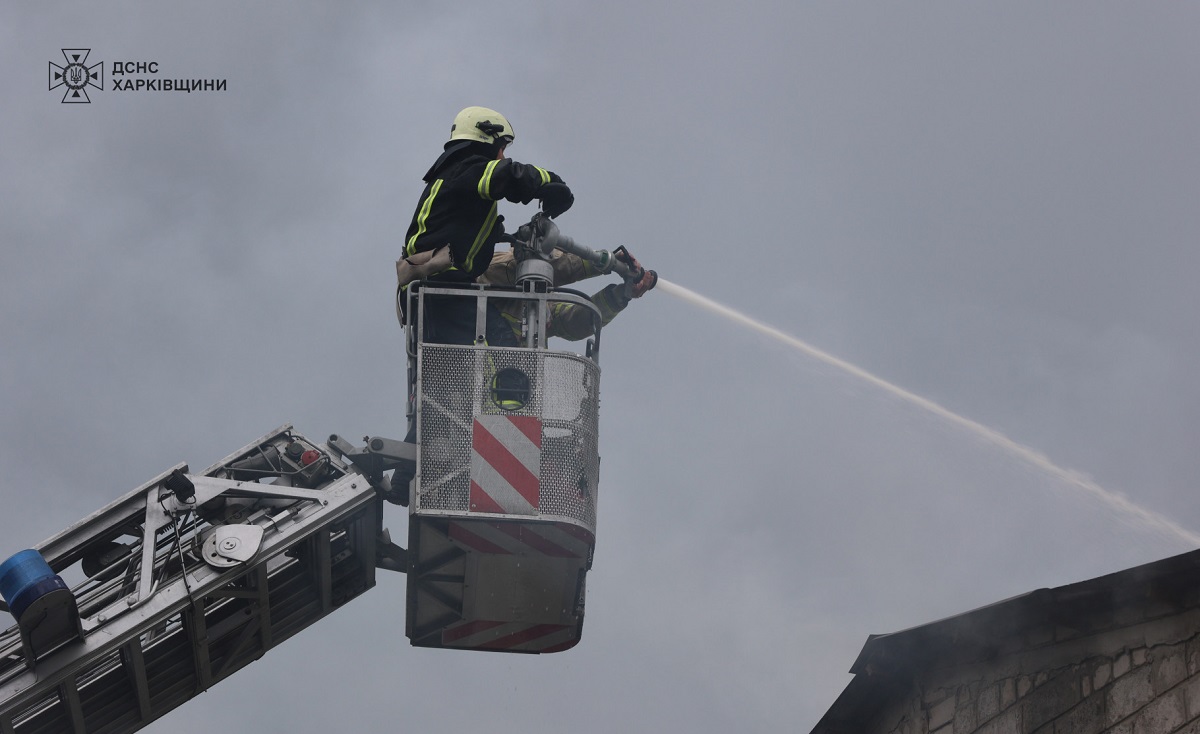 У Харкові рятувальники впродовж восьми годин боролися з пожежею на підприємстві